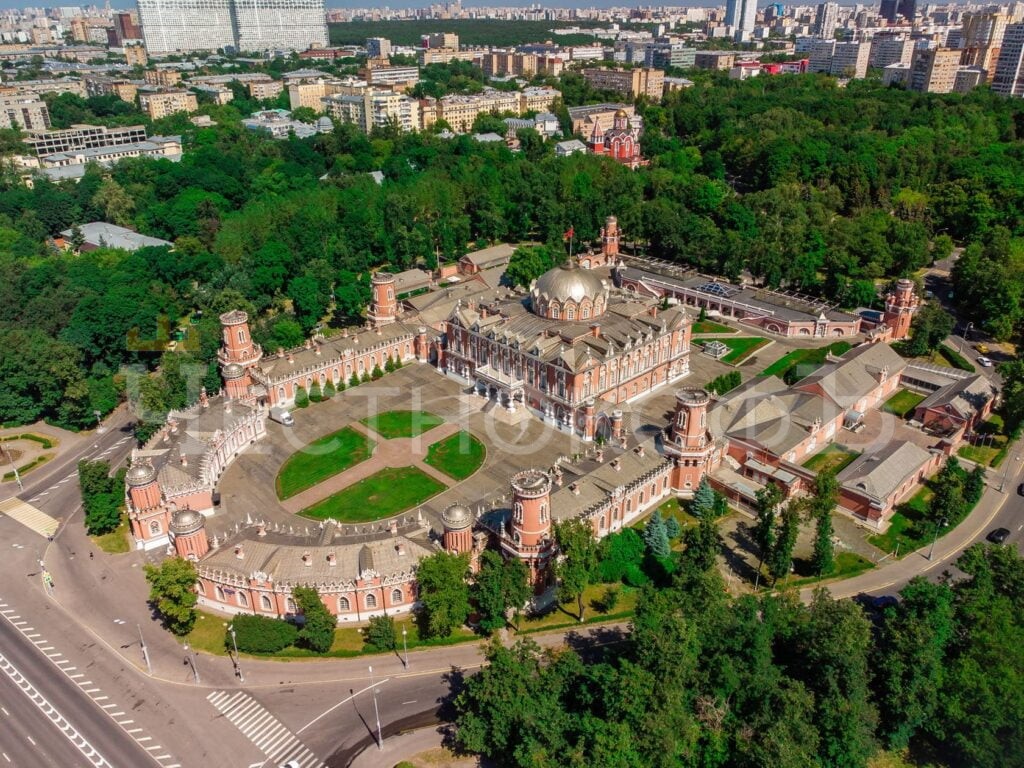 Петровский путевой дворец рядом с ЖК Искра-Парк